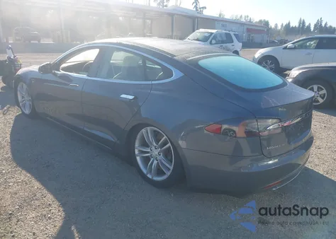 2013 Tesla Model S z USA, uszkodzony, nr VIN 5YJSA1CN7DFP15593